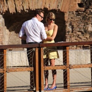 Exclusif - Taylor Swift et son nouveau compagnon Tom Hiddleston passent des vacances romantiques à Rome. Le couple est allé déjeuner en amoureux et est allé visiter "Le Colisée", immense amphithéâtre ovoïde situé dans le centre de la ville de Rome, entre l'Esquilin et le Cælius, le plus grand jamais construit dans l'empire. Le 27 juin 2016