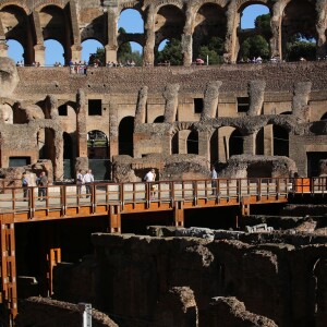 Exclusif - Taylor Swift et son nouveau compagnon Tom Hiddleston passent des vacances romantiques à Rome. Le couple est allé déjeuner en amoureux et est allé visiter "Le Colisée", immense amphithéâtre ovoïde situé dans le centre de la ville de Rome, entre l'Esquilin et le Cælius, le plus grand jamais construit dans l'empire. Le 27 juin 2016