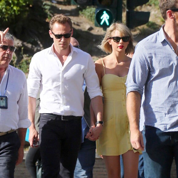 Exclusif - Taylor Swift et son nouveau compagnon Tom Hiddleston passent des vacances romantiques à Rome. Le couple est allé déjeuner en amoureux et est allé visiter "Le Colisée", immense amphithéâtre ovoïde situé dans le centre de la ville de Rome, entre l'Esquilin et le Cælius, le plus grand jamais construit dans l'empire. Le 27 juin 2016 016