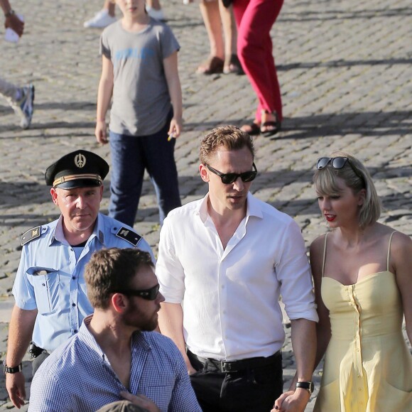 Exclusif - Taylor Swift et son nouveau compagnon Tom Hiddleston passent des vacances romantiques à Rome. Le couple est allé déjeuner en amoureux et est allé visiter "Le Colisée", immense amphithéâtre ovoïde situé dans le centre de la ville de Rome, entre l'Esquilin et le Cælius, le plus grand jamais construit dans l'empire. Le 27 juin 2016