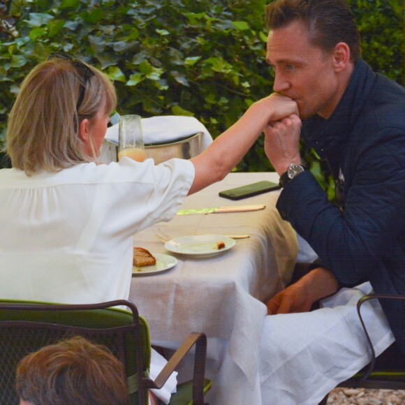 Exclusif - Taylor Swift et son nouveau compagnon Tom Hiddleston passent des vacances romantiques à Rome. Le couple est allé déjeuner en amoureux et est allé visiter "Le Colisée", immense amphithéâtre ovoïde situé dans le centre de la ville de Rome, entre l'Esquilin et le Cælius, le plus grand jamais construit dans l'empire. Le 27 juin 2016