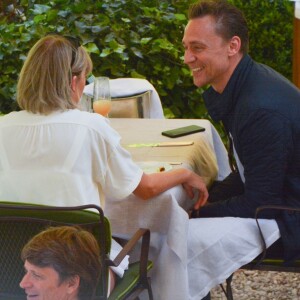 Exclusif - Taylor Swift et son nouveau compagnon Tom Hiddleston passent des vacances romantiques à Rome. Le couple est allé déjeuner en amoureux et est allé visiter "Le Colisée", immense amphithéâtre ovoïde situé dans le centre de la ville de Rome, entre l'Esquilin et le Cælius, le plus grand jamais construit dans l'empire. Le 27 juin 2016