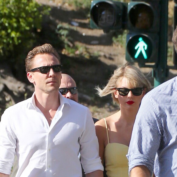 Exclusif - Taylor Swift et son nouveau compagnon Tom Hiddleston passent des vacances romantiques à Rome. Le couple est allé déjeuner en amoureux et est allé visiter "Le Colisée", immense amphithéâtre ovoïde situé dans le centre de la ville de Rome, entre l'Esquilin et le Cælius, le plus grand jamais construit dans l'empire. Le 27 juin 2016