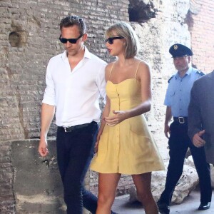 Exclusif - Taylor Swift et son nouveau compagnon Tom Hiddleston passent des vacances romantiques à Rome. Le couple est allé déjeuner en amoureux et est allé visiter "Le Colisée", immense amphithéâtre ovoïde situé dans le centre de la ville de Rome, entre l'Esquilin et le Cælius, le plus grand jamais construit dans l'empire. Le 27 juin 2016