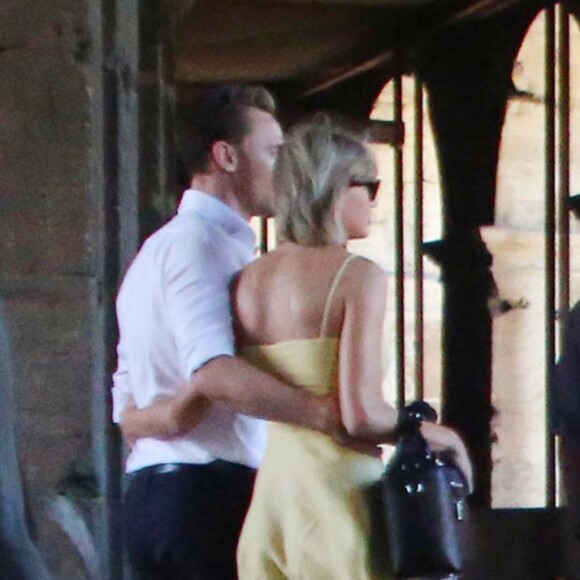 Exclusif - Taylor Swift et son nouveau compagnon Tom Hiddleston passent des vacances romantiques à Rome. Le couple est allé déjeuner en amoureux et est allé visiter "Le Colisée", immense amphithéâtre ovoïde situé dans le centre de la ville de Rome, entre l'Esquilin et le Cælius, le plus grand jamais construit dans l'empire. Le 27 juin 2016