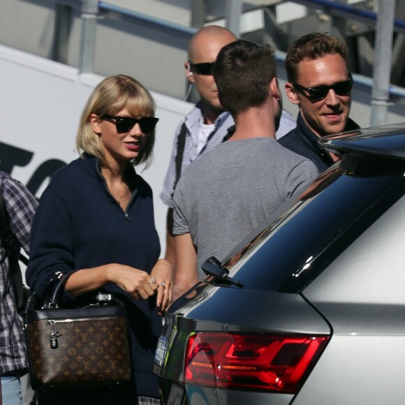 Taylor Swift et son compagnon Tom Hiddleston arrivent à l'aéroport de Sydney, Australie, le 8 juillet 2016.