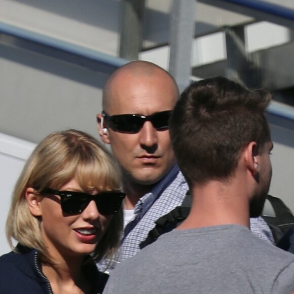 Taylor Swift et son compagnon Tom Hiddleston arrivent à l'aéroport de Sydney, Australie, le 8 juillet 2016.