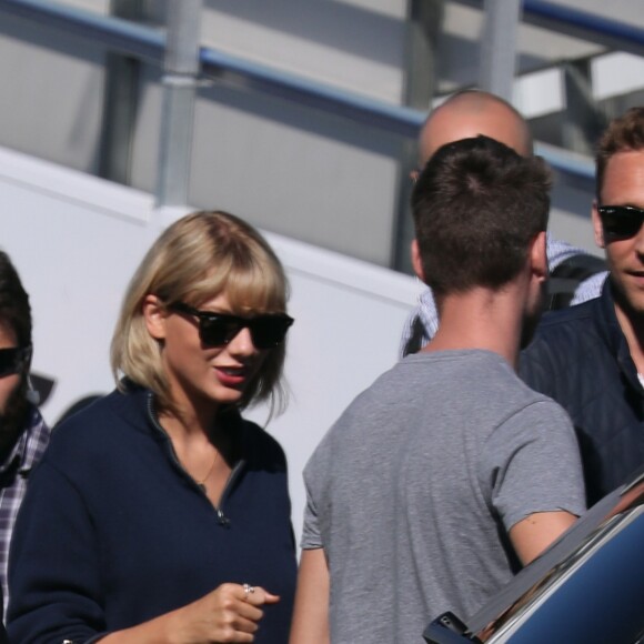 Taylor Swift et son compagnon Tom Hiddleston arrivent à l'aéroport de Sydney, Australie, le 8 juillet 2016.