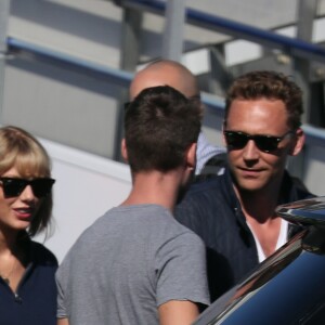 Taylor Swift et son compagnon Tom Hiddleston arrivent à l'aéroport de Sydney, Australie, le 8 juillet 2016.