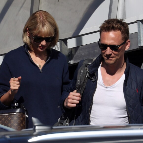 Taylor Swift et son compagnon Tom Hiddleston arrivent à l'aéroport de Sydney, Australie, le 8 juillet 2016.