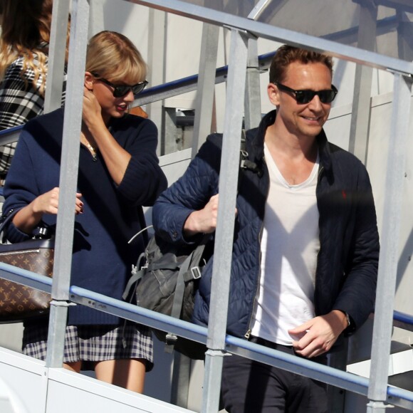 Taylor Swift et son compagnon Tom Hiddleston arrivent à l'aéroport de Sydney, Australie, le 8 juillet 2016.