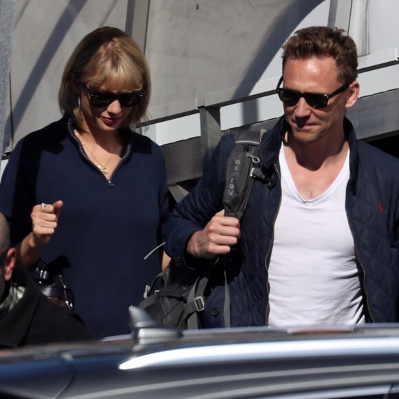 Taylor Swift et son compagnon Tom Hiddleston arrivent à l'aéroport de Sydney, Australie, le 8 juillet 2016.