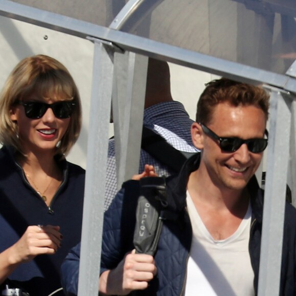 Taylor Swift et son compagnon Tom Hiddleston arrivent à l'aéroport de Sydney, Australie, le 8 juillet 2016.