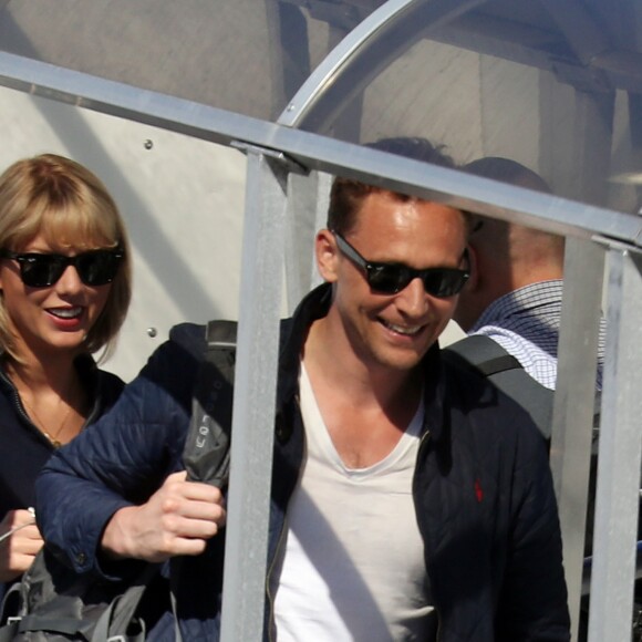 Taylor Swift et son compagnon Tom Hiddleston arrivent à l'aéroport de Sydney, Australie, le 8 juillet 2016.