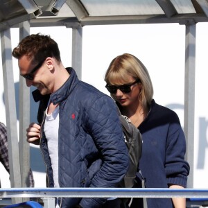 Taylor Swift et son compagnon Tom Hiddleston arrivent à l'aéroport de Sydney, Australie, le 8 juillet 2016