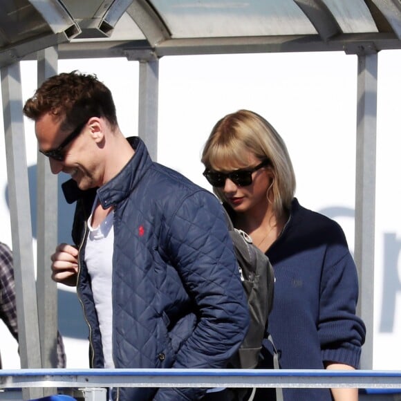 Taylor Swift et son compagnon Tom Hiddleston arrivent à l'aéroport de Sydney, Australie, le 8 juillet 2016