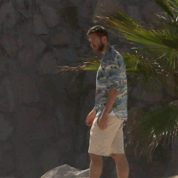 Exclusif - Calvin Harris semble être sur un shooting photo à Cabo San Lucas au Mexique, le 29 juin 2016.