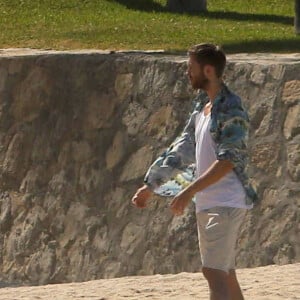 Exclusif - Calvin Harris semble être sur un shooting photo à Cabo San Lucas au Mexique, le 29 juin 2016.