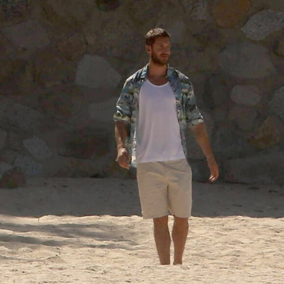 Exclusif - Calvin Harris semble être sur un shooting photo à Cabo San Lucas au Mexique, le 29 juin 2016.