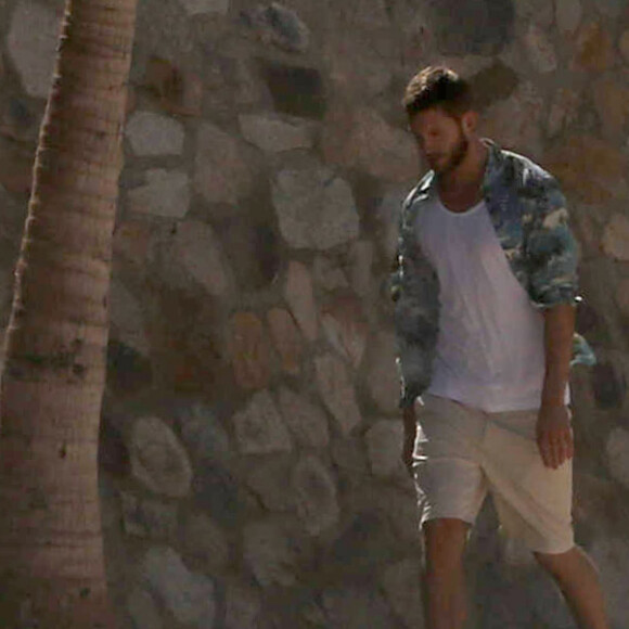 Exclusif - Calvin Harris semble être sur un shooting photo à Cabo San Lucas au Mexique, le 29 juin 2016.