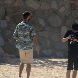 Exclusif - Calvin Harris semble être sur un shooting photo à Cabo San Lucas au Mexique, le 29 juin 2016.