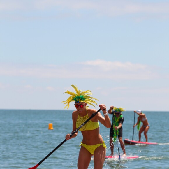 Laury Thilleman (Miss France 2011) - Course de Stand-Up Paddle lors de la Summer Cup 2016 à La Baule le 9 juillet 2016. La Summer Cup 2016, 6ème édition, est l'un des plus grands rassemblement de stand-Up Paddle d'Europe. © Laetitia Notarianni / Bestimage09/07/2016 - La Baule