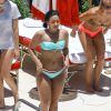 Demi Lovato profite d'une belle journée ensoleillée avec des amis au bord d’une piscine à Miami, le 30 juin 2016