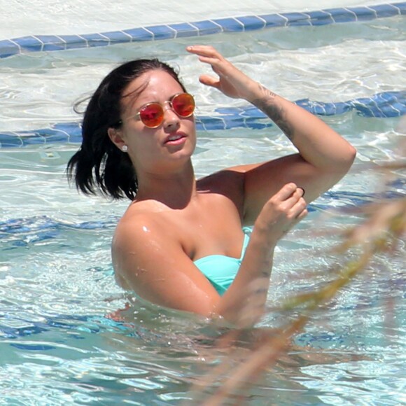 Demi Lovato profite d'une belle journée ensoleillée avec des amis au bord d’une piscine à Miami, le 30 juin 2016 Jonas.30/06/2016 - Miami