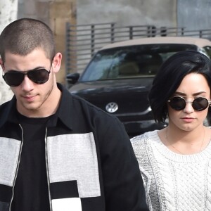 Demi Lovato promène son chien dans les rues de West Hollywood en compagnie de Nick Jonas. Les deux chanteurs seront prochainement sur scène avec leur tournée "Future Now Tour", qui débutera en juin en Floride. Le 27 janvier 2016