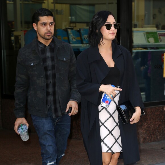 Demi Lovato et son compagnon Wilmer Valderrama main dans la main à New York le 26 octobre 2015.