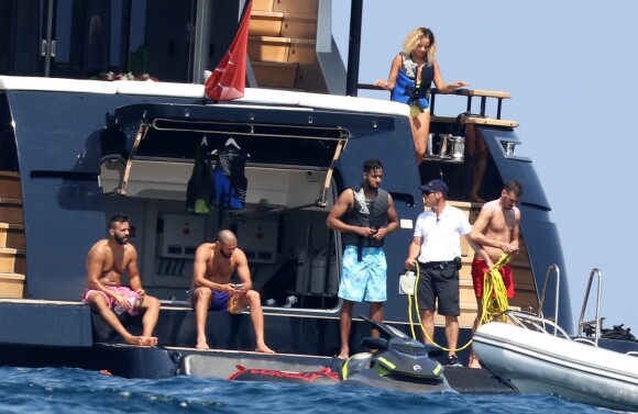 Karim Benzema en vacances avec des amis à Saint-Tropez, France, le 9 juillet 2016.