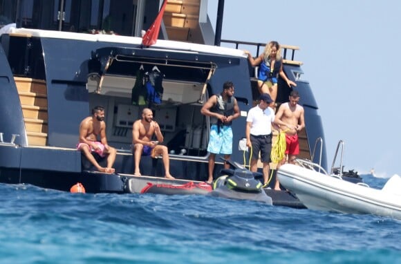 Le joueur de football Karim Benzema en vacances avec des amis du côté de Saint-Tropez, France, le 9 juillet 2016.