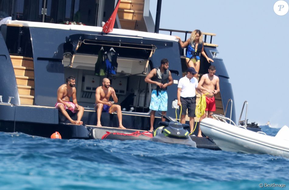 Le Joueur De Football Karim Benzema En Vacances Avec Des Amis Du Côté ...