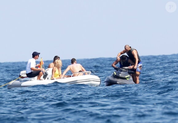 L'attaquant Karim Benzema s'éclate en vacances avec des amis à Saint-Tropez, France, le 9 juillet 2016.