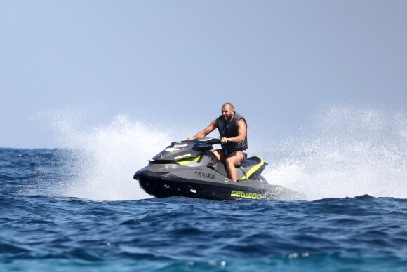 Karim Benzema s'éclate en vacances avec des amis à Saint-Tropez, France, le 9 juillet 2016.