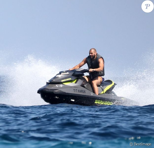 Karim Benzema s'éclate en vacances avec des amis à Saint-Tropez, France, le 9 juillet 2016.
