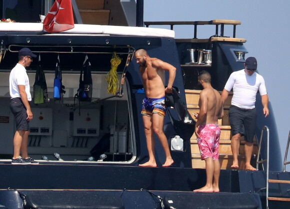 Le joueur de football français Karim Benzema en vacances avec des amis à Saint-Tropez, France, le 9 juillet 2016.