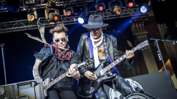 Joe Perry d'Aerosmith fait une crise cardiaque sur scène avec Johnny Depp !