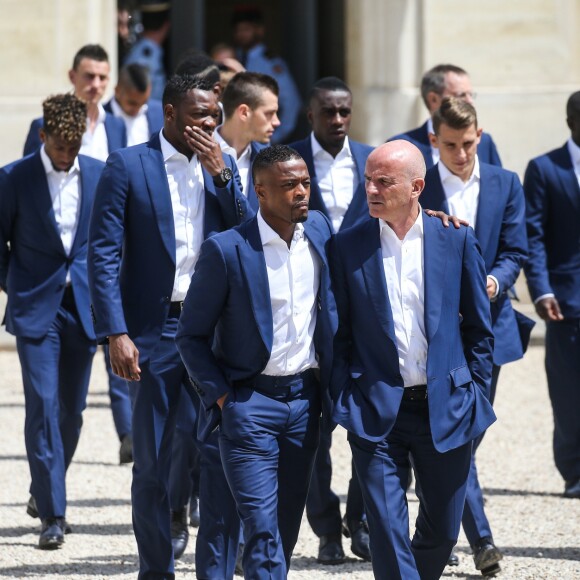 Anthony Martial, Kingsley Coman, Steve Mandanda, Morgan Schneiderlin, Blaise Matuidi, Lucas Digne, Patrice Evra et Guy Stéphan - François Hollande reçoit l'équipe de France de football après la défaite en finale de l'Euro contre le Portugal au Palais de l'Elysée à Paris le 11 juillet 2016.