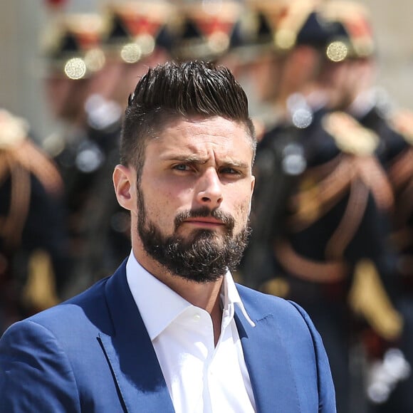 Olivier Giroud - François Hollande reçoit l'équipe de France de football après la défaite en finale de l'Euro contre le Portugal au Palais de l'Elysée à Paris le 11 juillet 2016.