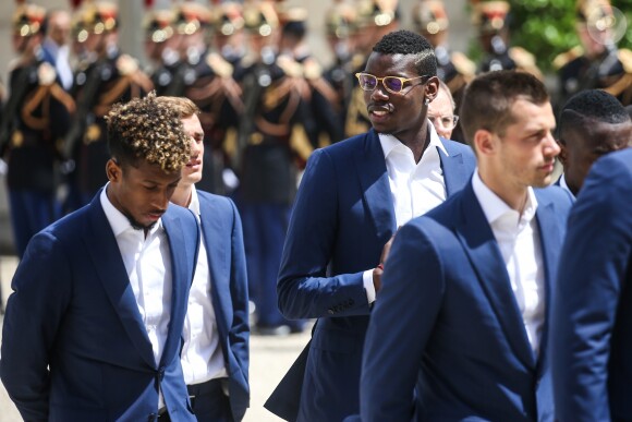 Kingsley Coman, Antoine Griezmann, Paul Pogba et Morgan Schneiderlin - François Hollande reçoit l'équipe de France de football après la défaite en finale de l'Euro contre le Portugal au Palais de l'Elysée à Paris le 11 juillet 2016.