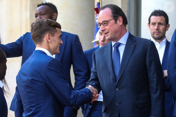 Antoine Griezmann et François Hollande - François Hollande reçoit l'équipe de France de football après la défaite en finale de l'Euro contre le Portugal au Palais de l'Elysée à Paris le 11 juillet 2016.