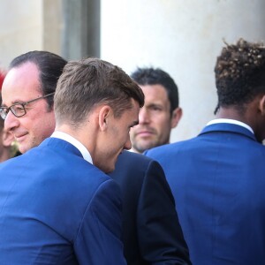 Antoine Griezmann et François Hollande - François Hollande reçoit l'équipe de France de football après la défaite en finale de l'Euro contre le Portugal au Palais de l'Elysée à Paris le 11 juillet 2016.
