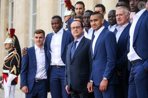 Antoine Griezmann, Steve Mandanda, Adil Rami, François Hollande, Bacary Sagna, Dimitri Payet , N'Golo Kanté, Didier Deschamps et Moussa Sissoko - François Hollande reçoit l'équipe de France de football après la défaite en finale de l'Euro contre le Portugal au Palais de l'Elysée à Paris le 11 juillet 2016.