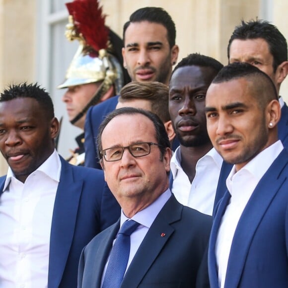 Antoine Griezmann, Steve Mandanda, Adil Rami, François Hollande, Bacary Sagna, Dimitri Payet , N'Golo Kanté, Didier Deschamps et Moussa Sissoko - François Hollande reçoit l'équipe de France de football après la défaite en finale de l'Euro contre le Portugal au Palais de l'Elysée à Paris le 11 juillet 2016.