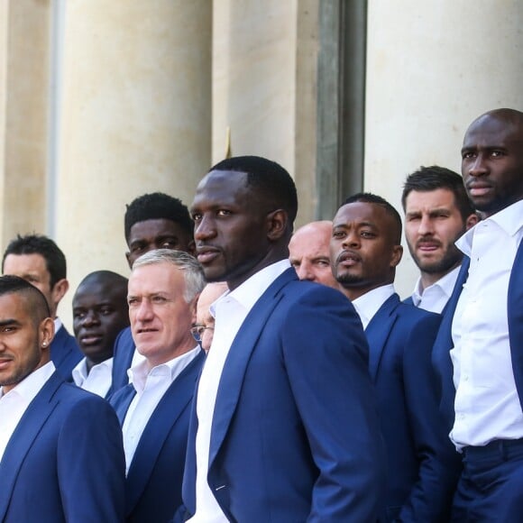 Antoine Griezmann, Steve Mandanda, Adil Rami, Bacary Sagna, François Hollande, Dimitri Payet, N'Golo Kanté, Samuel Umtiti, Didier Deschamps, Moussa Sissoko, Patrice Evra, André-Pierre Gignac, Eliaquim Mangala, Laurent Koscielny, Kingsley Coman et Paul Pogba - François Hollande reçoit l'équipe de France de football après la défaite en finale de l'Euro contre le Portugal au Palais de l'Elysée à Paris le 11 juillet 2016.