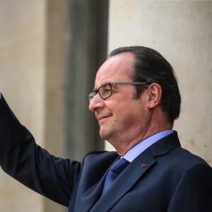 François Hollande reçoit l'équipe de France de football après la défaite en finale de l'Euro contre le Portugal au Palais de l'Elysée à Paris le 11 juillet 2016.