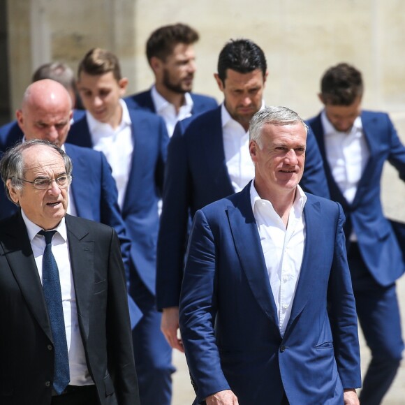 Noel Le Graet, Didier Deschamps et Hugo Lloris - François Hollande reçoit l'équipe de France de football après la défaite en finale de l'Euro contre le Portugal au Palais de l'Elysée à Paris le 11 juillet 2016.