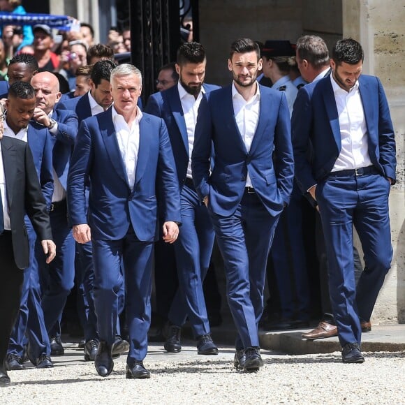 Morgan Schneiderlin, Noel Le Graet, Patrice Evra, Didier Deschamps, Oilivier Giroud, Hugo Lloris, André-Pierre Gignac et Adil Rami - François Hollande reçoit l'équipe de France de football après la défaite en finale de l'Euro contre le Portugal au Palais de l'Elysée à Paris le 11 juillet 2016.