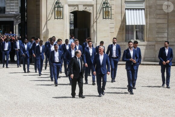 Patrice Evra, Guy Stéphan, Noel Le Graet, Didier Deschamps, Olivier Giroud, Hugo Lloris, André-Pierre Gignac et Adil Rami - François Hollande reçoit l'équipe de France de football après la défaite en finale de l'Euro contre le Portugal au Palais de l'Elysée à Paris le 11 juillet 2016.